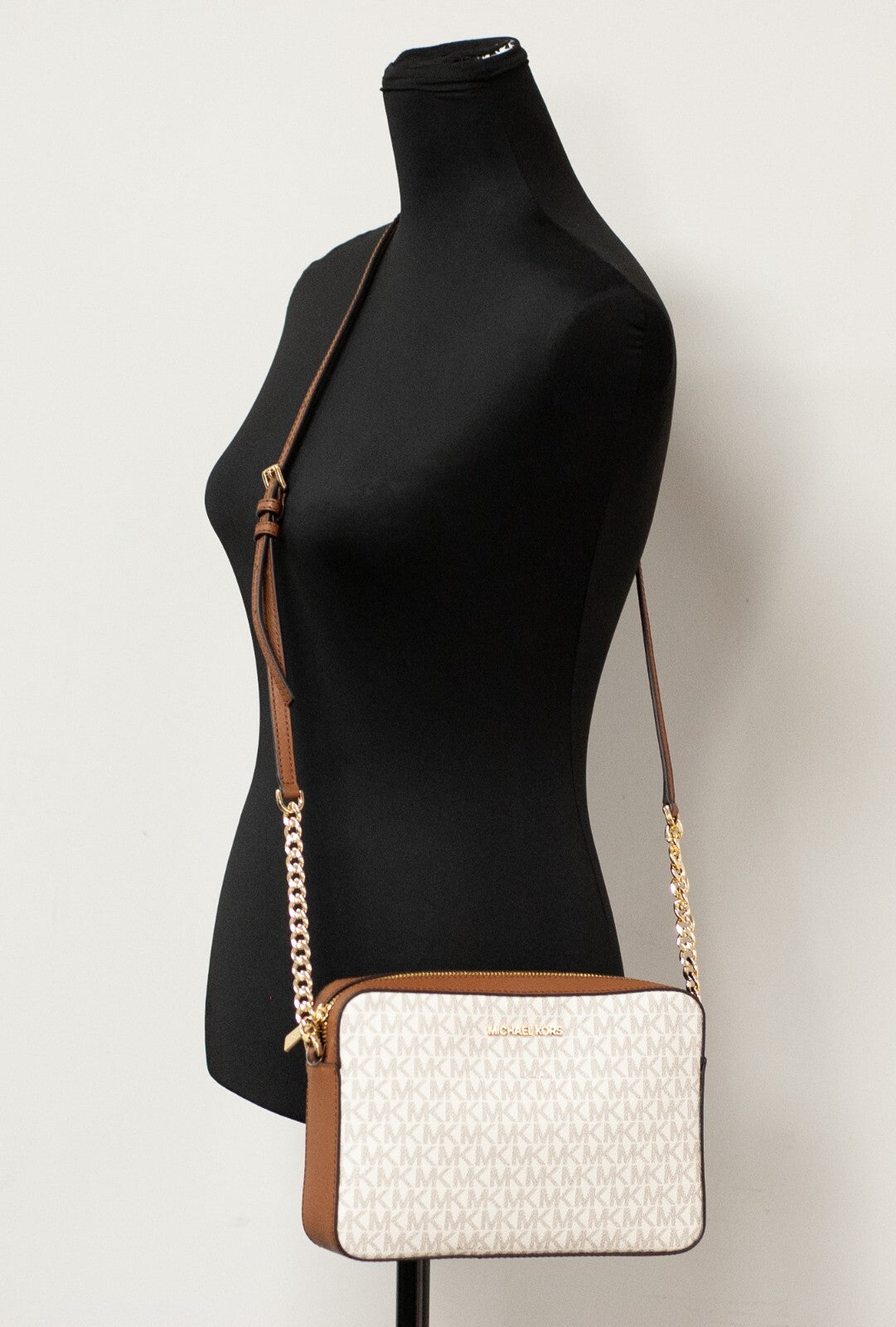 Exclusive Michael Kors Jet Set East West Signature Crossbody – Vanilla — Side View