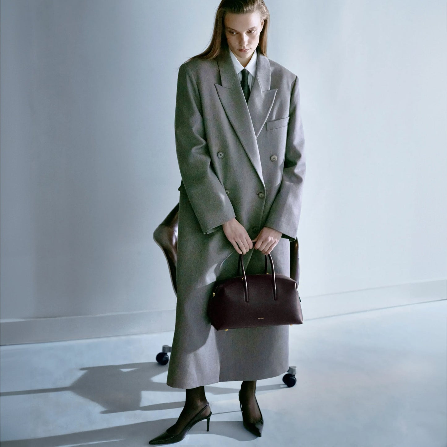 Exclusive The Midi Stockholm — Midi — Size bordeaux fine grain — Side View