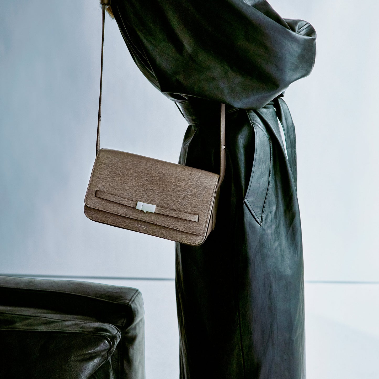 Exclusive The New York Crossbody — One Size — Size dark taupe small grain — Side View