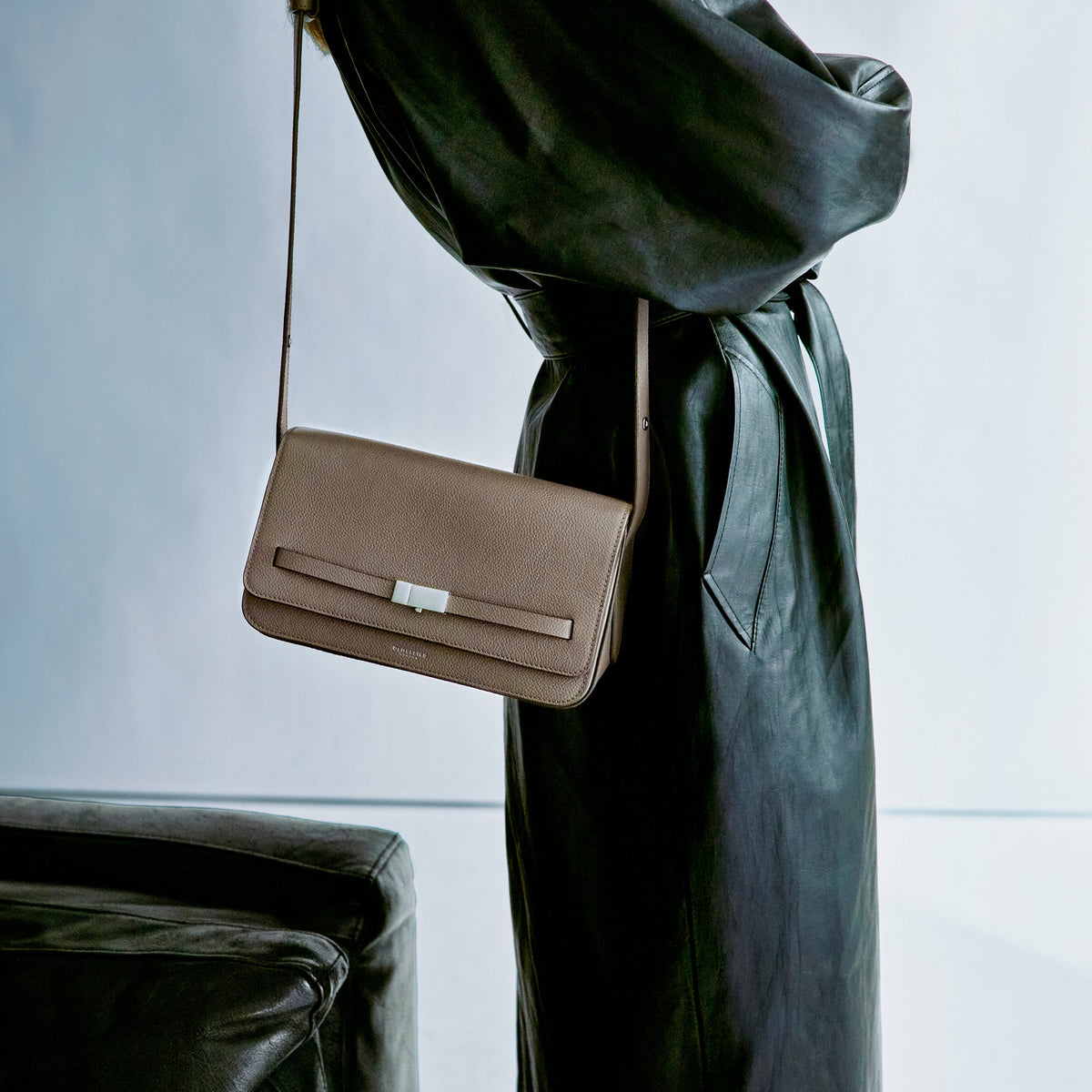 Exclusive The New York Crossbody — One Size — Size dark taupe small grain — Side View