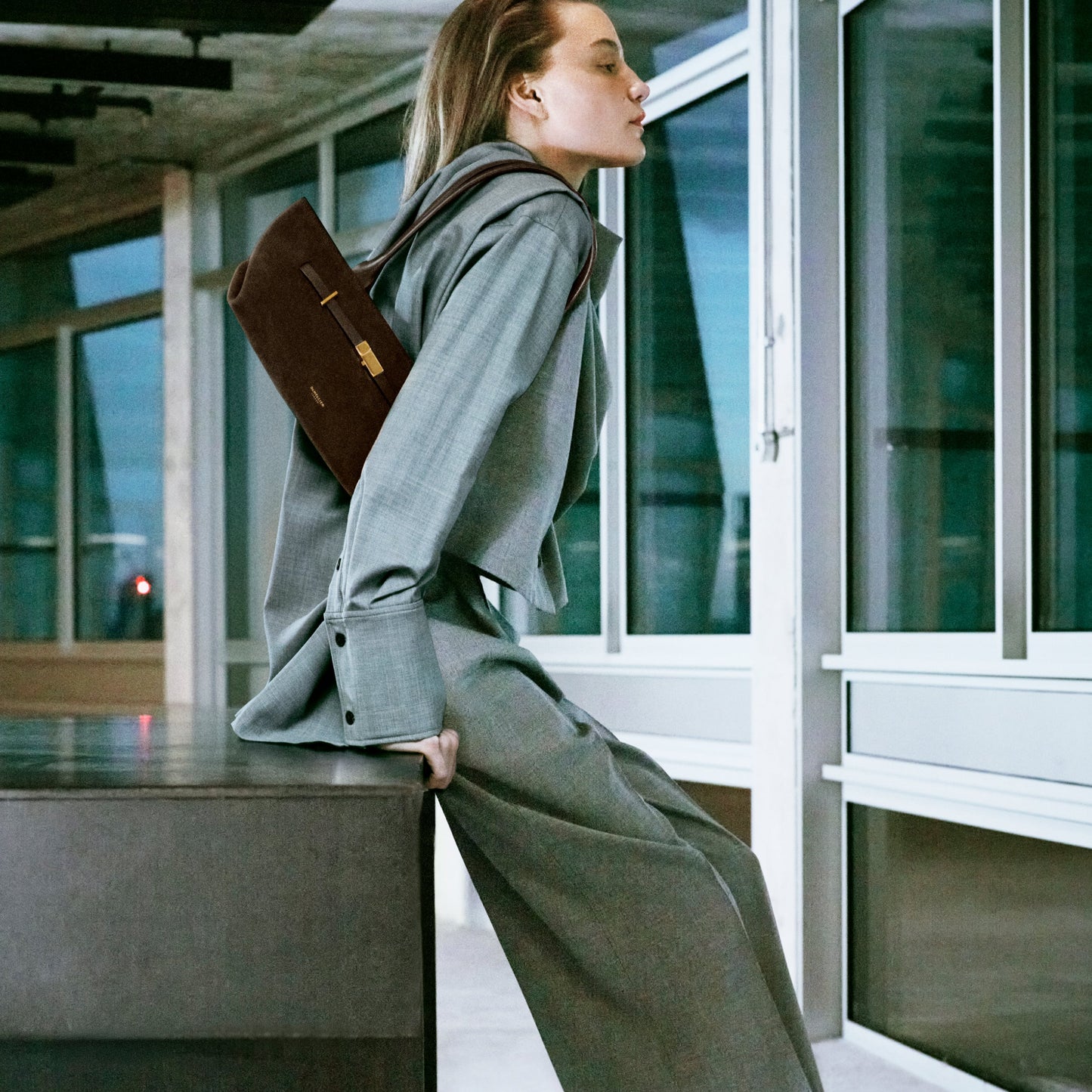 Exclusive The New York Shoulder — One Size — Size mocha suede & mocha smooth — Side View
