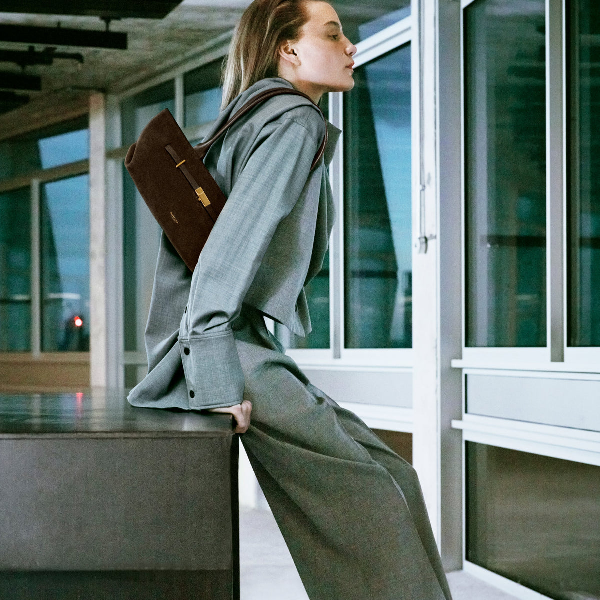 Exclusive The New York Shoulder — One Size — Size mocha suede & mocha smooth — Side View