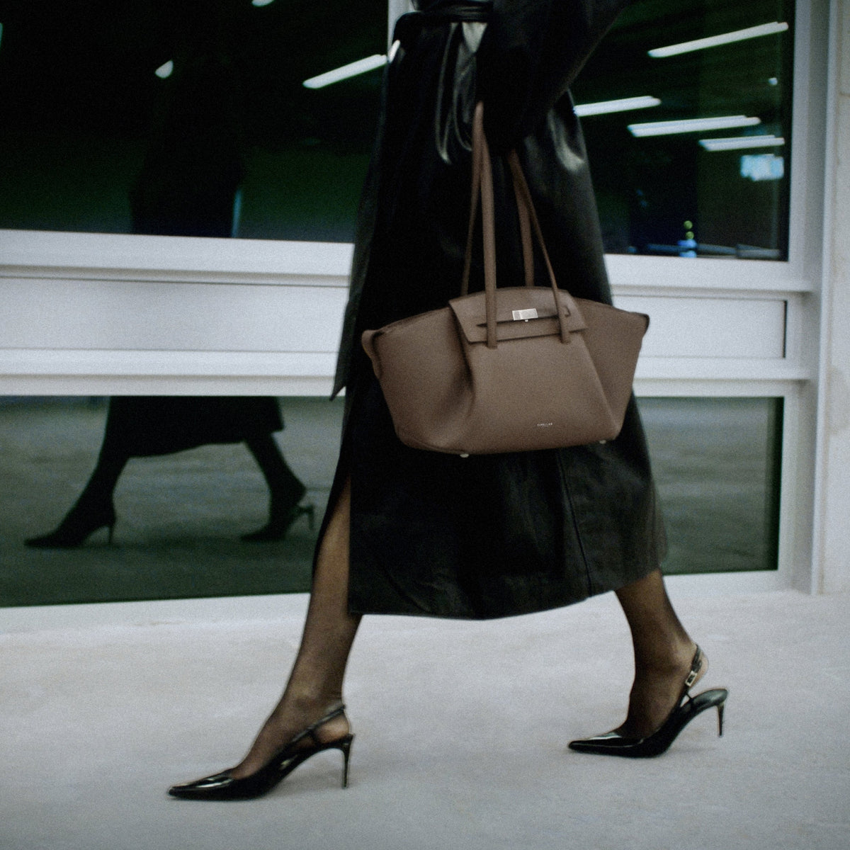 Exclusive The Midi Brooklyn — Midi — Size dark taupe small grain — Side View