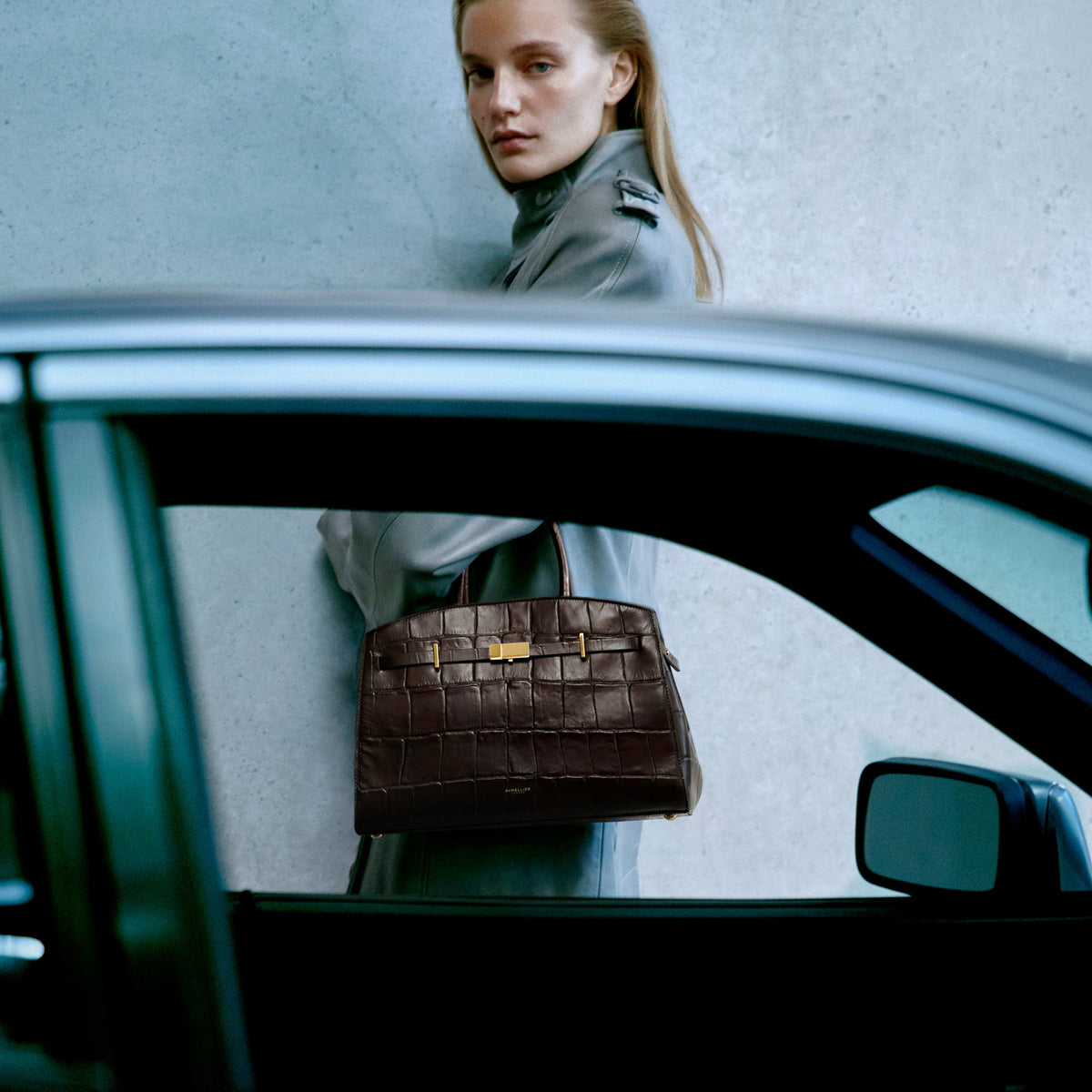 Exclusive The Midi Hudson — Midi — Size dark chocolate large croc-effect — Side View