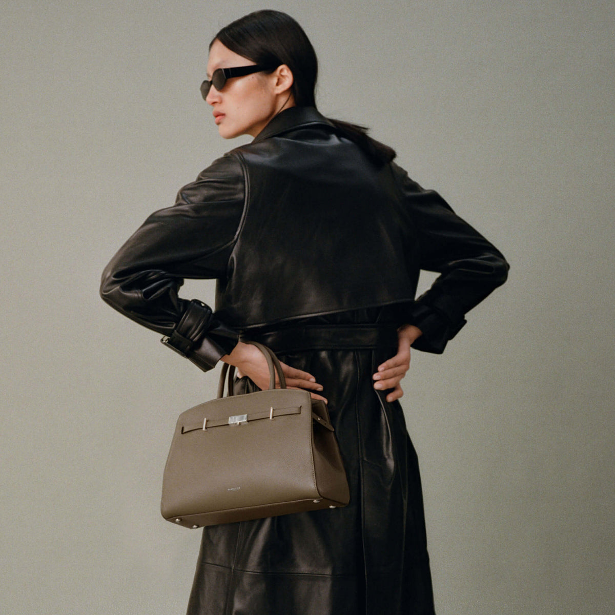 Exclusive The Midi Hudson — Midi — Size dark taupe small grain — Side View