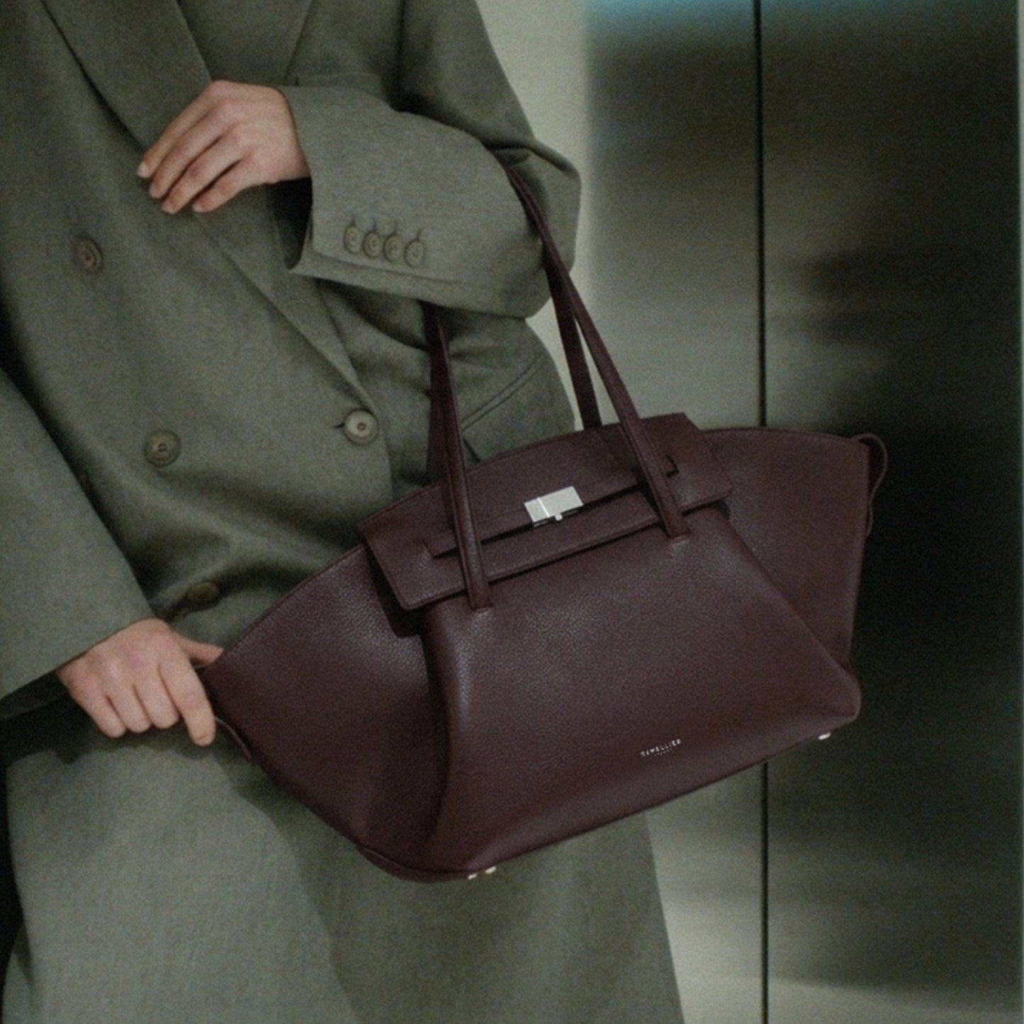 Exclusive The Brooklyn — One Size — Size bordeaux small grain — Side View