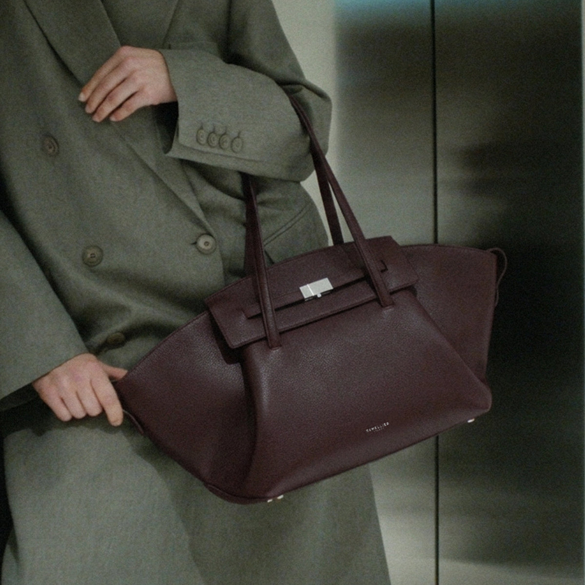 Exclusive The Brooklyn — One Size — Size bordeaux small grain — Side View