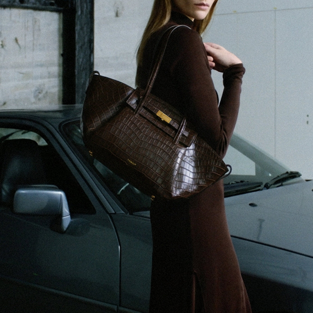 Exclusive The Midi Brooklyn — Midi — Size dark chocolate croc-effect — Side View