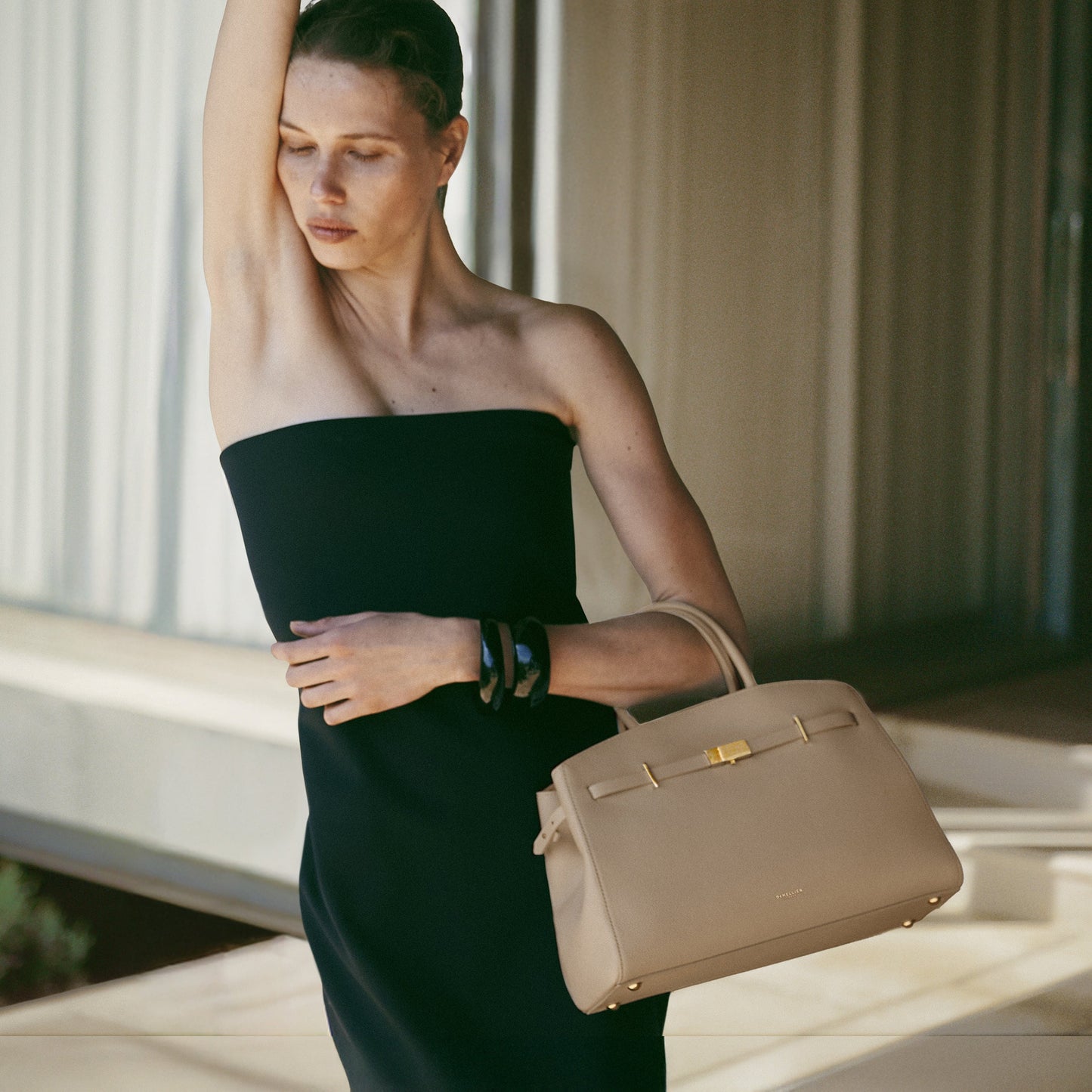 Exclusive The Midi Hudson — Midi — Size light taupe small grain — Side View