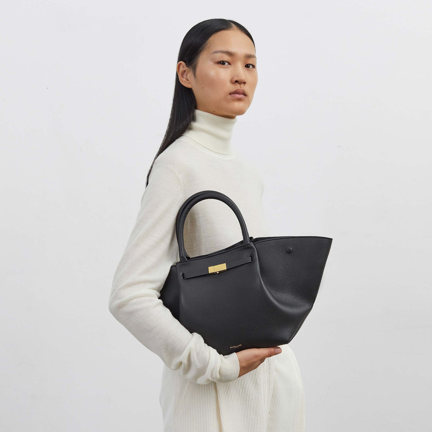 Exclusive The Midi New York — Midi — Size warm raffia black smooth — Lifestyle View
