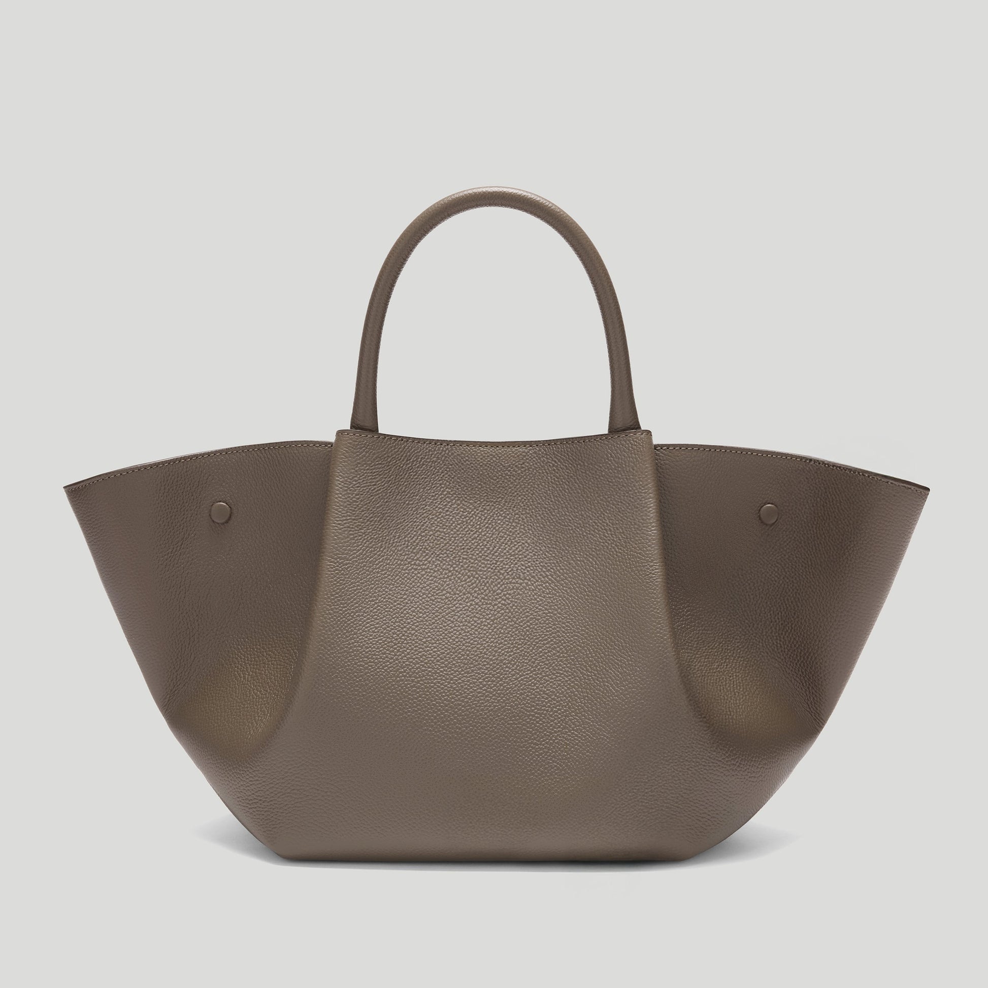 Exclusive The Midi New York — Midi — Size dark taupe small grain — Lifestyle View
