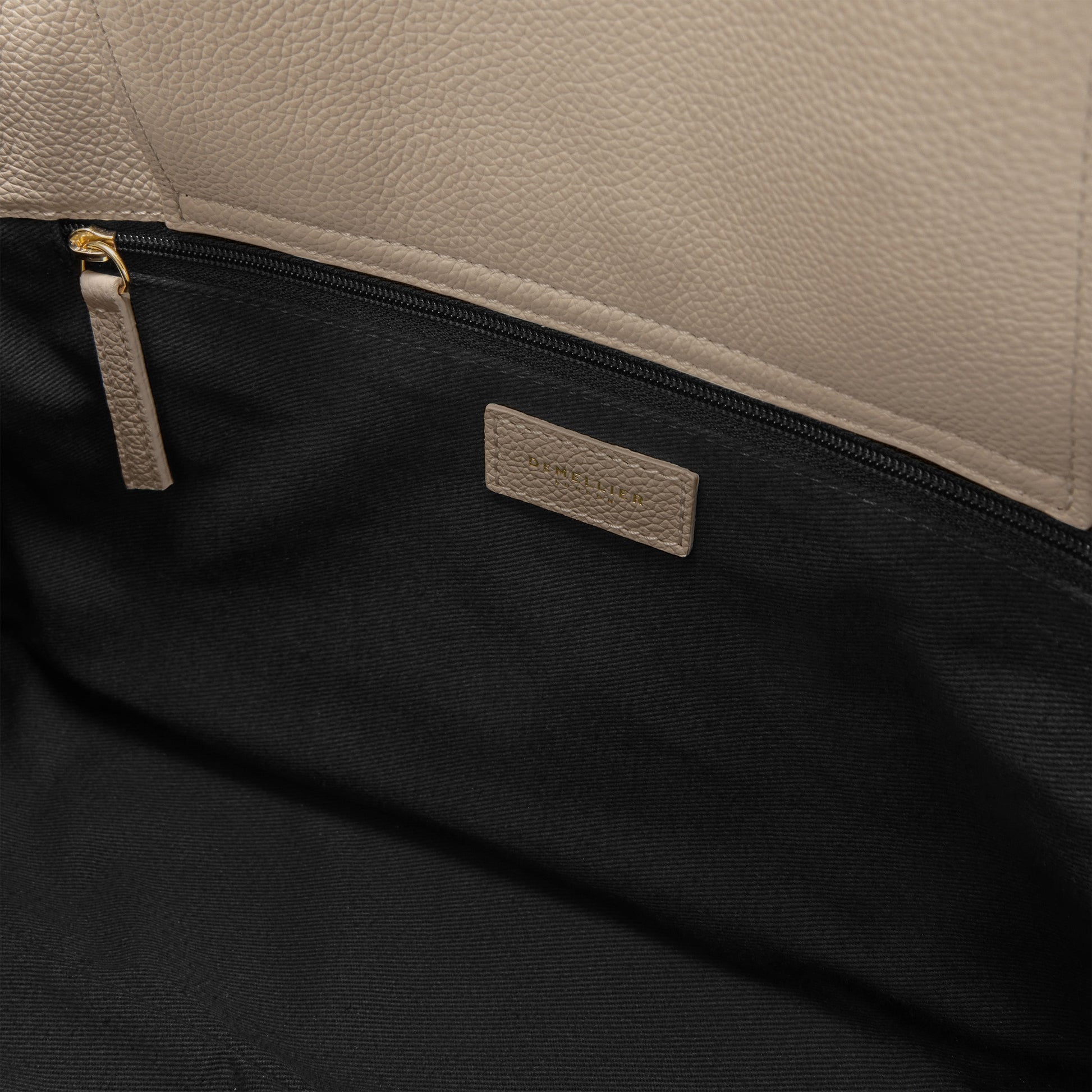 Exclusive The Midi Hudson — Midi — Size light taupe small grain — Detail View