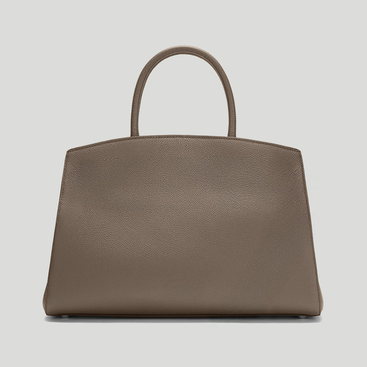 Exclusive The Midi Hudson — Midi — Size dark taupe small grain — Lifestyle View