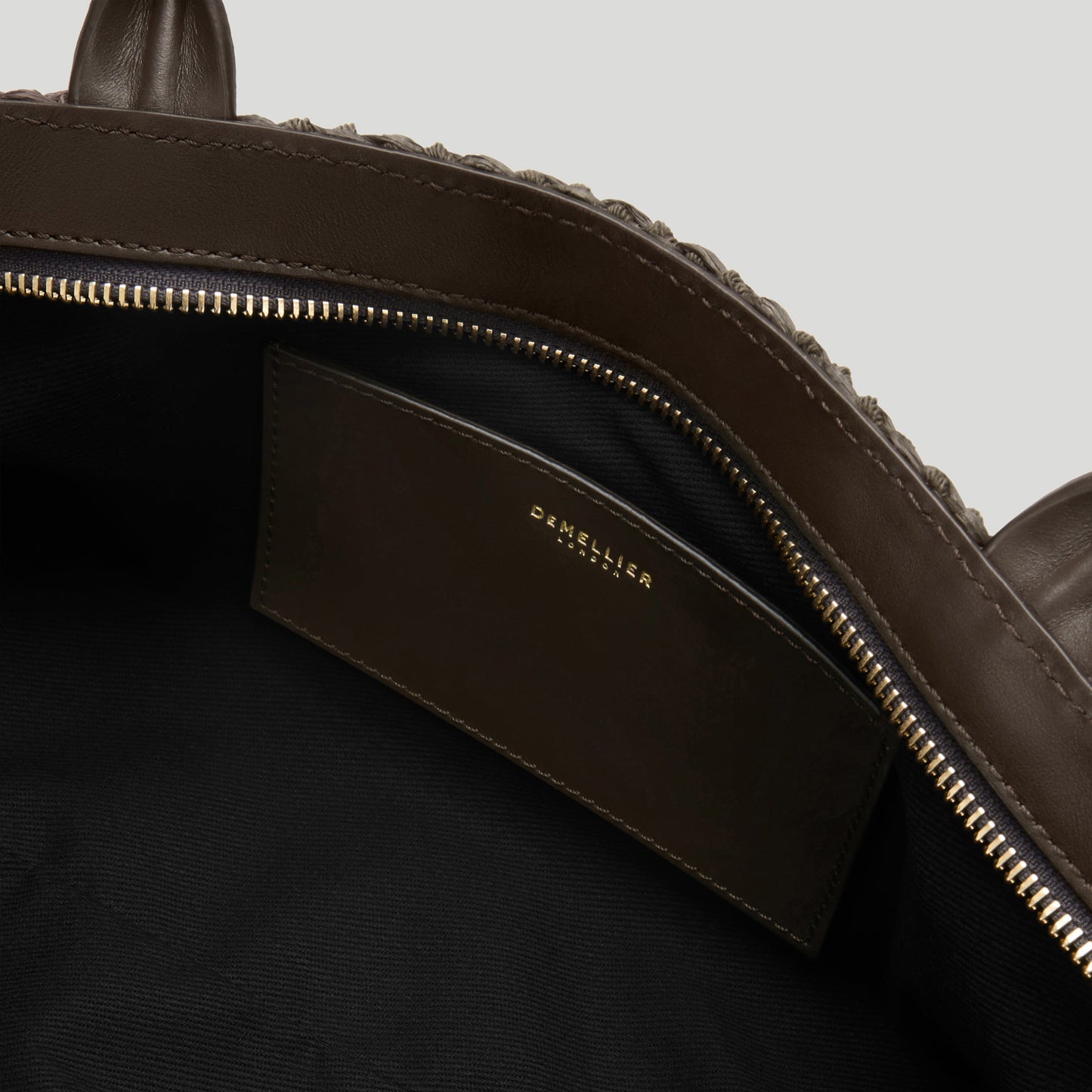Exclusive The New York Shoulder — One Size — Size espresso raffia — Detail View