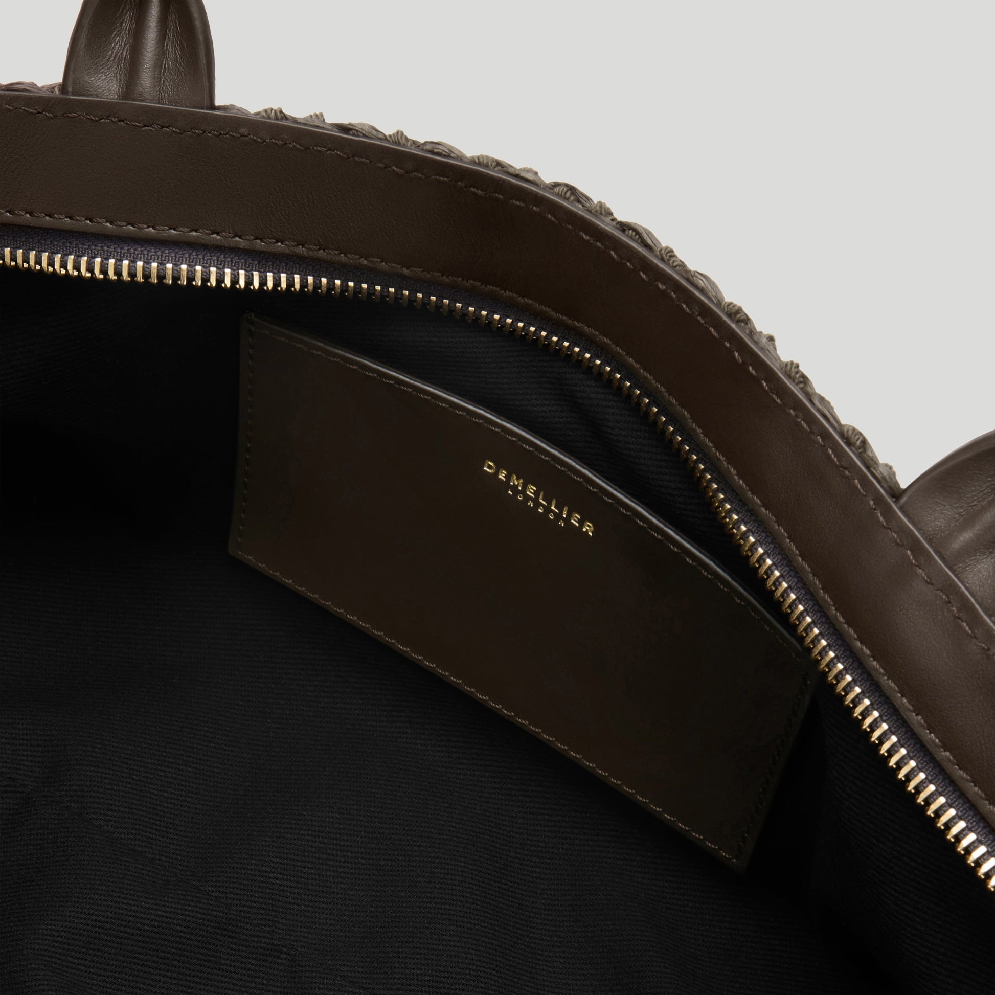Exclusive The New York Shoulder — One Size — Size espresso raffia — Detail View