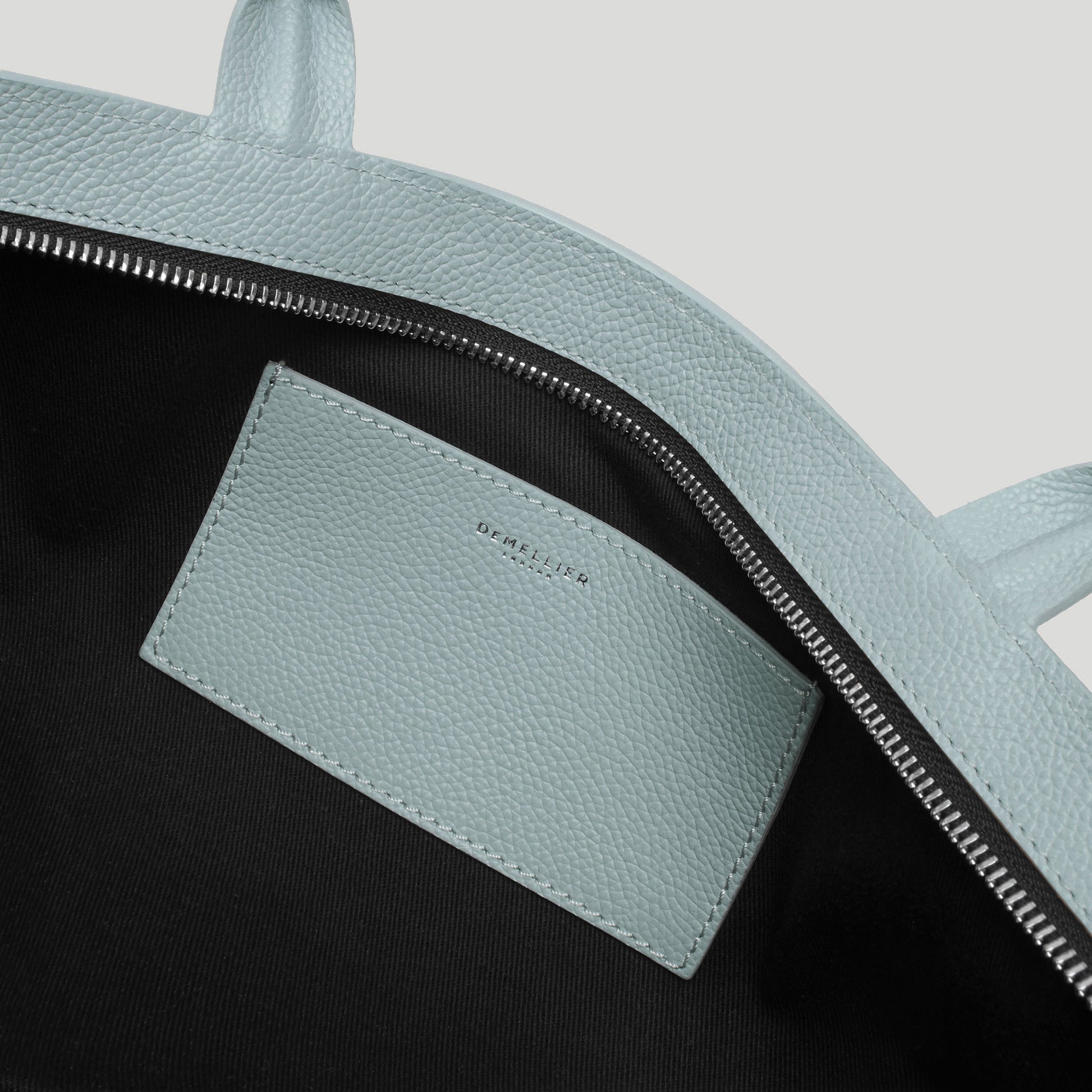 Exclusive The New York Shoulder — One Size — Size pacific blue small grain — Detail View