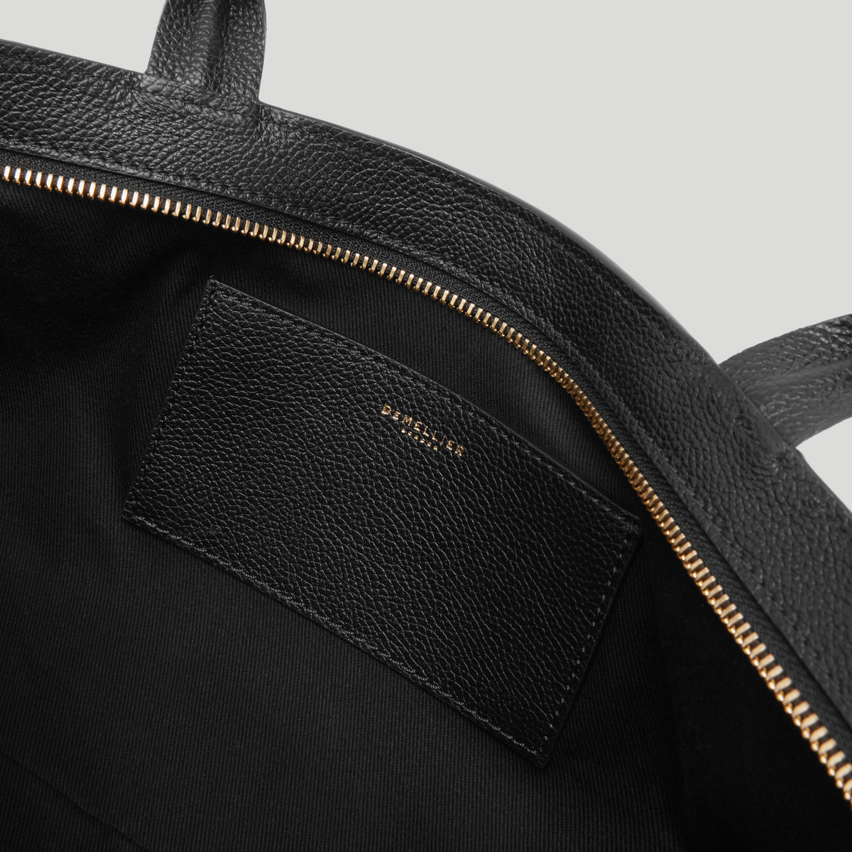 Exclusive The New York Shoulder — One Size — Size black small grain — Detail View