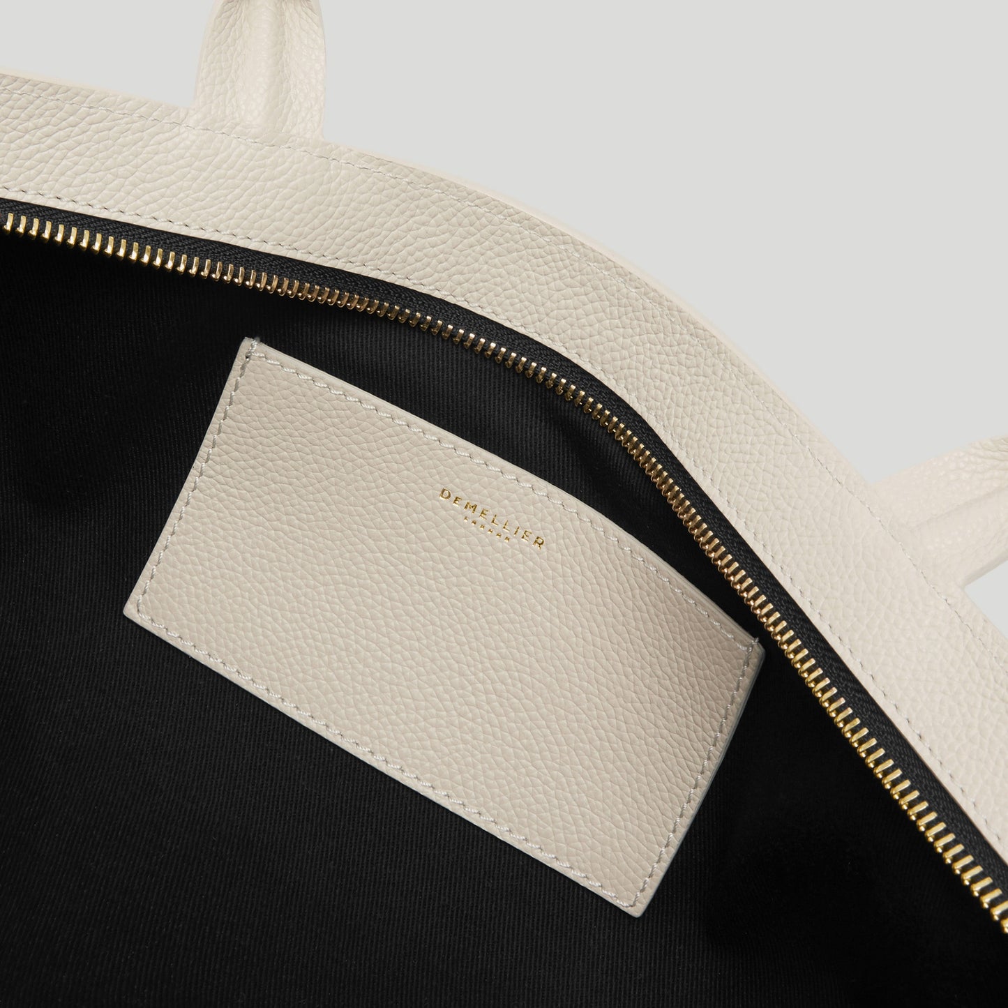 Exclusive The New York Shoulder — One Size — Size chalk small grain — Detail View