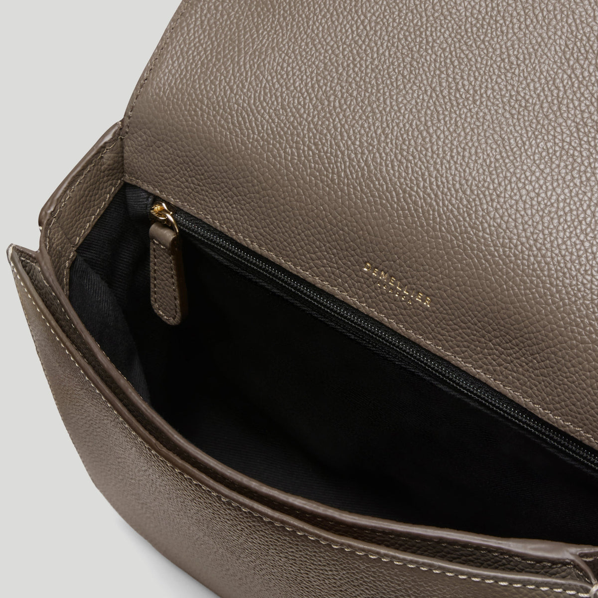 Exclusive The Vancouver — One Size — Size dark taupe small grain ecru stitching — Detail View