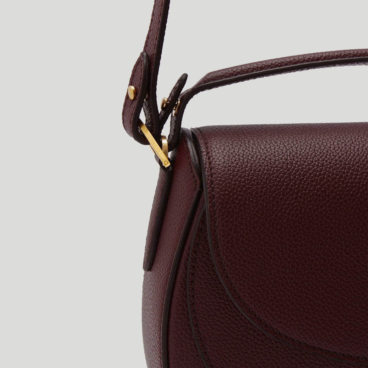 Exclusive The Siena Saddle — One Size — Size burgundy small grain — Detail View