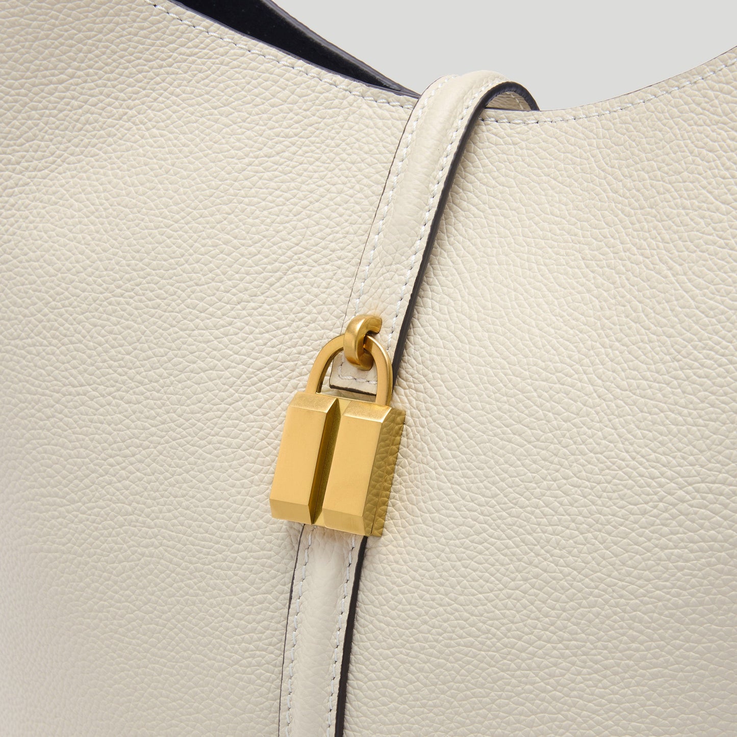 Exclusive The Siena Bucket — One Size — Size chalk small grain — Side View