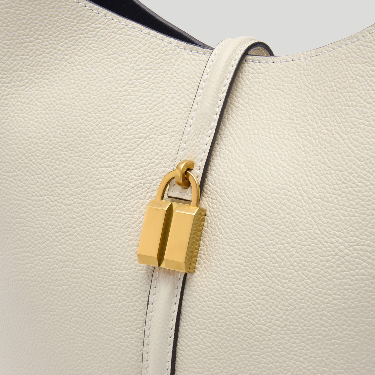 Exclusive The Siena Bucket — One Size — Size chalk small grain — Side View