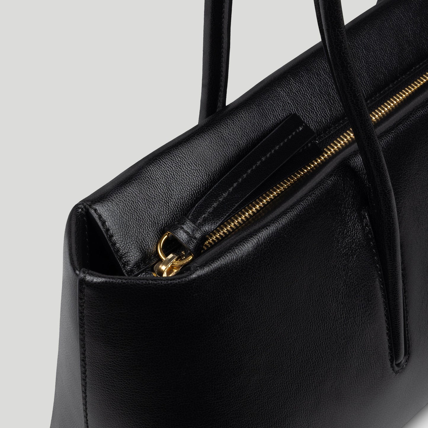 Exclusive The Stockholm Shoulder — One Size — Size black fine grain — Detail View