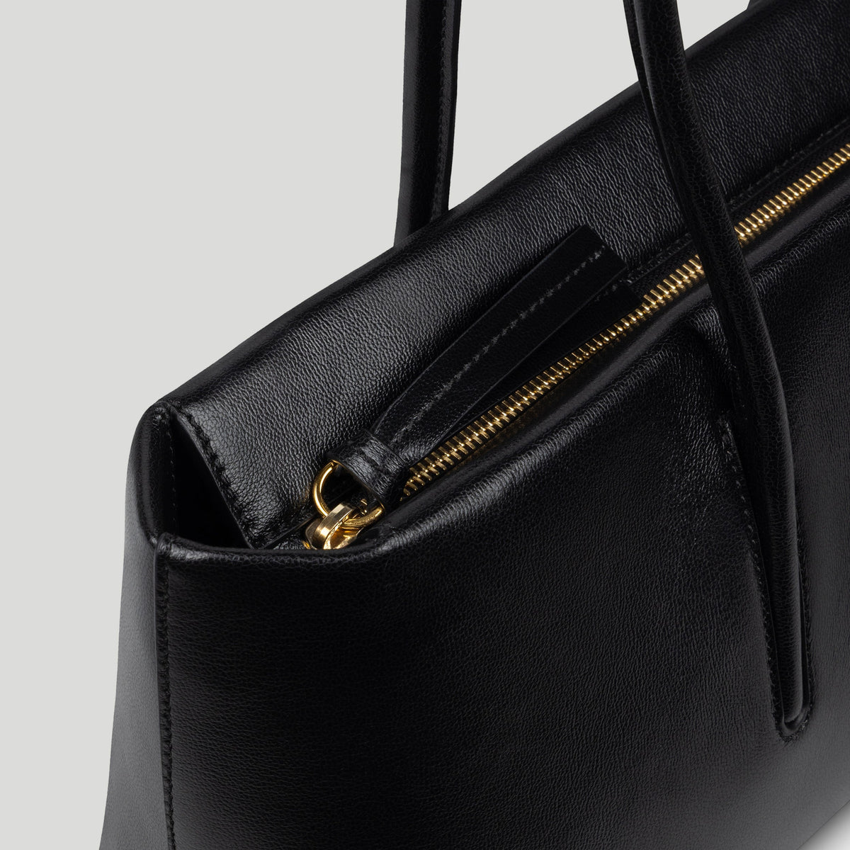 Exclusive The Stockholm Shoulder — One Size — Size black fine grain — Detail View
