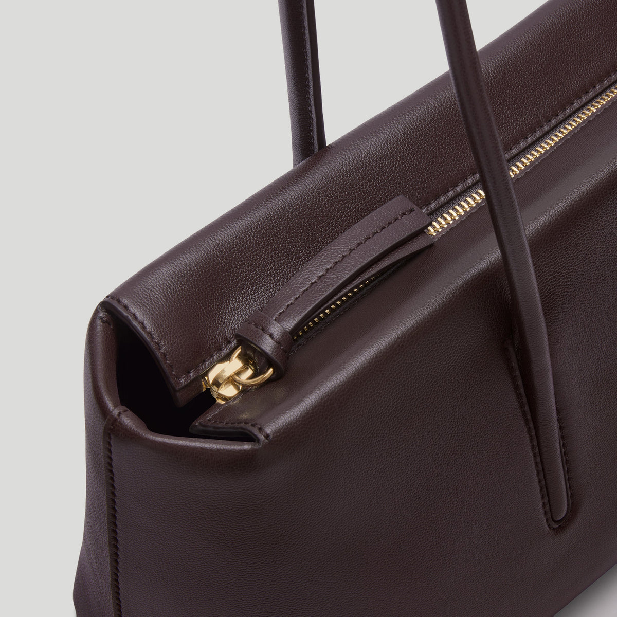 Exclusive The Stockholm Shoulder — One Size — Size bordeaux fine grain — Detail View