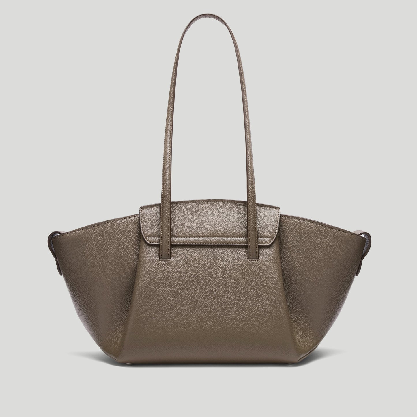 Exclusive The Midi Brooklyn — Midi — Size dark taupe small grain — Lifestyle View