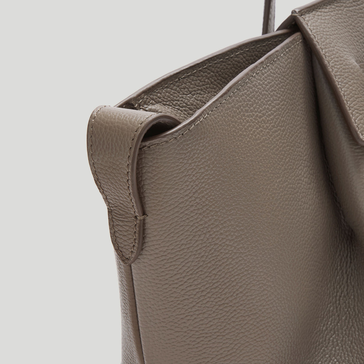 Exclusive The Midi Brooklyn — Midi — Size dark taupe small grain — Detail View