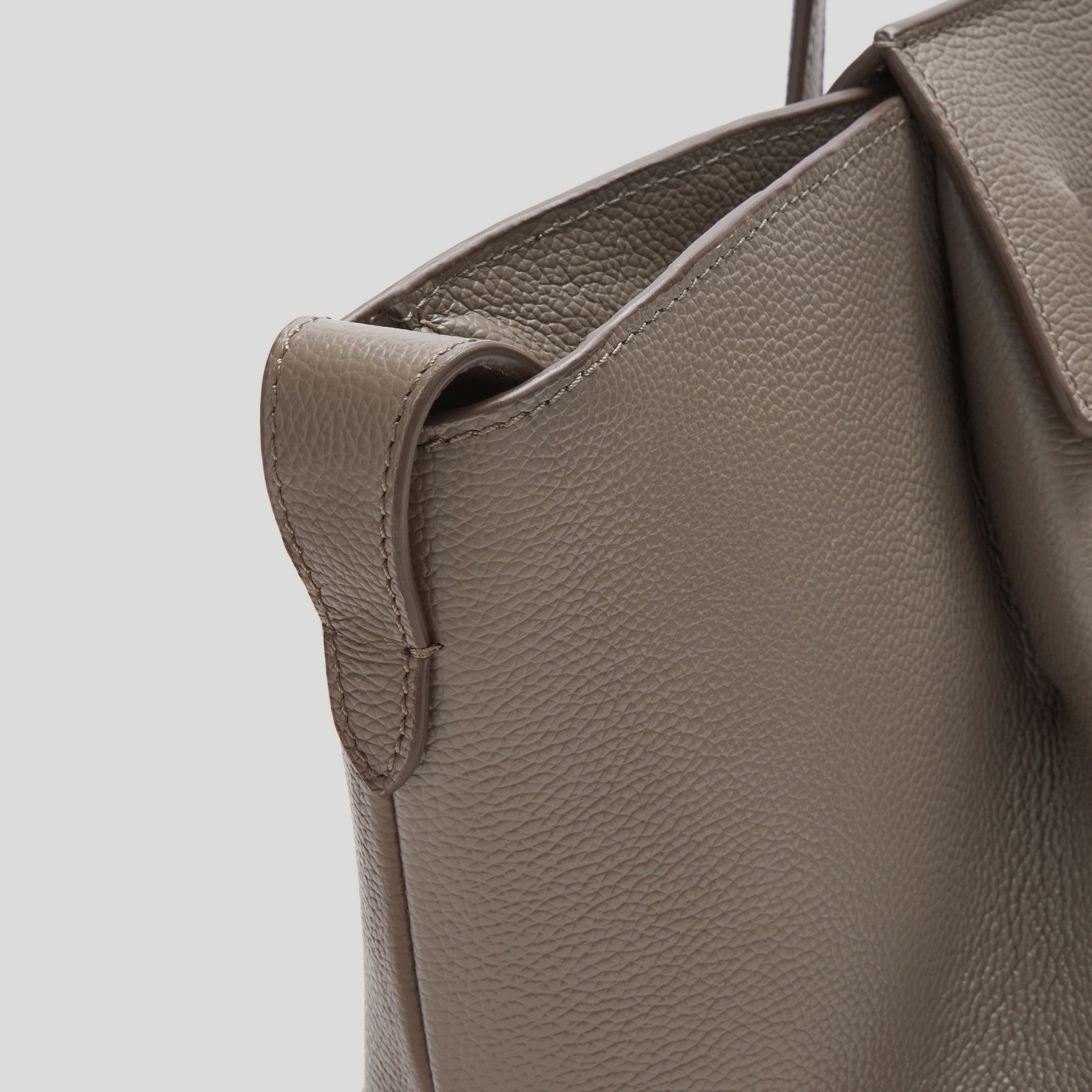 Exclusive The Midi Brooklyn — Midi — Size dark taupe small grain — Detail View