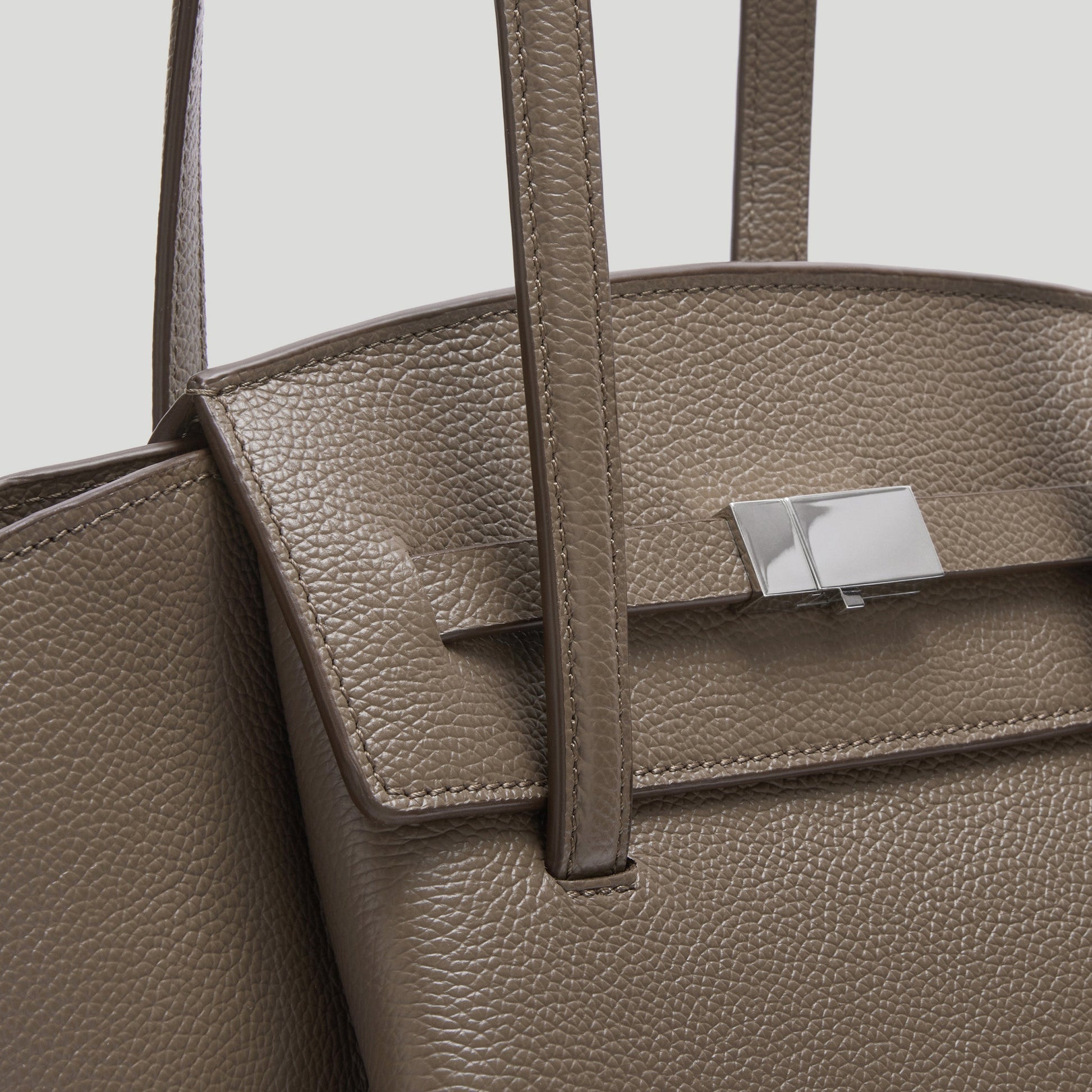 Exclusive The Midi Brooklyn — Midi — Size dark taupe small grain — Back View