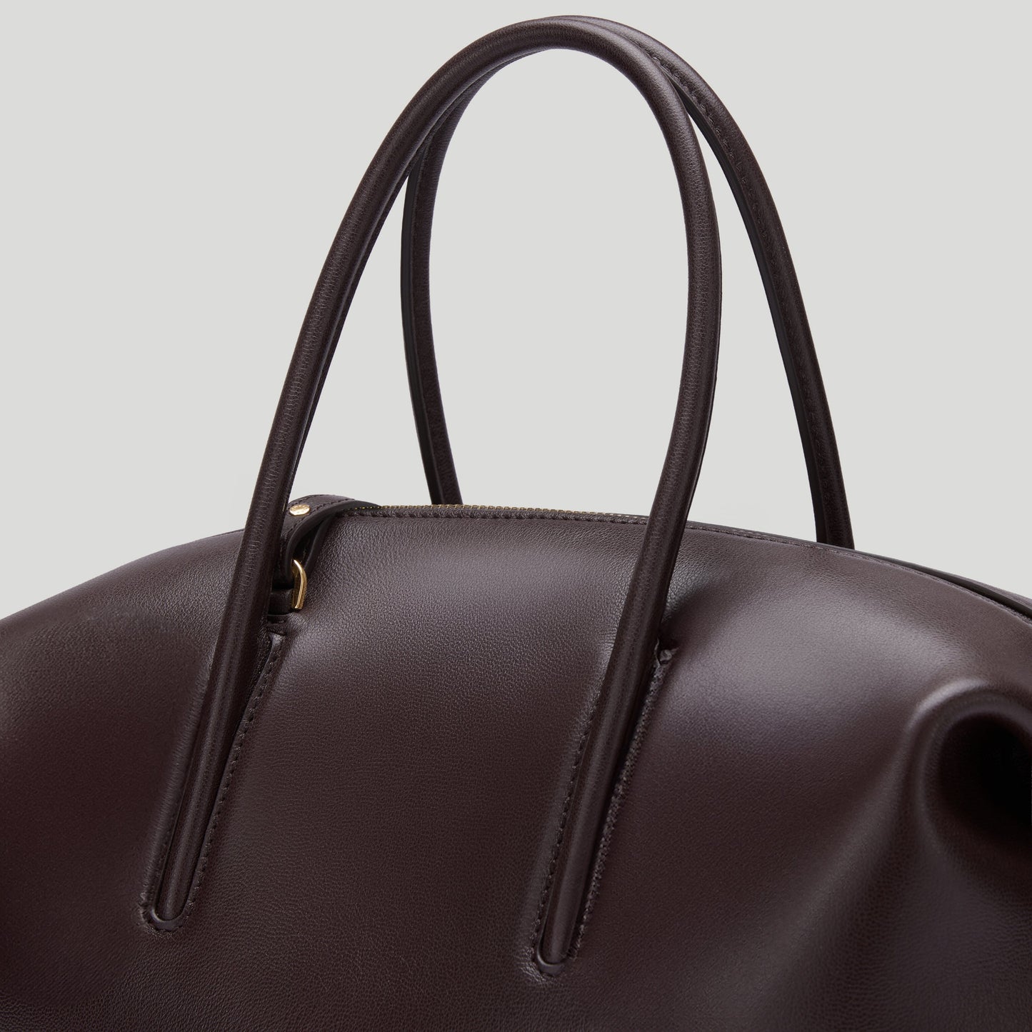 Exclusive The Midi Stockholm — Midi — Size bordeaux fine grain — Detail View