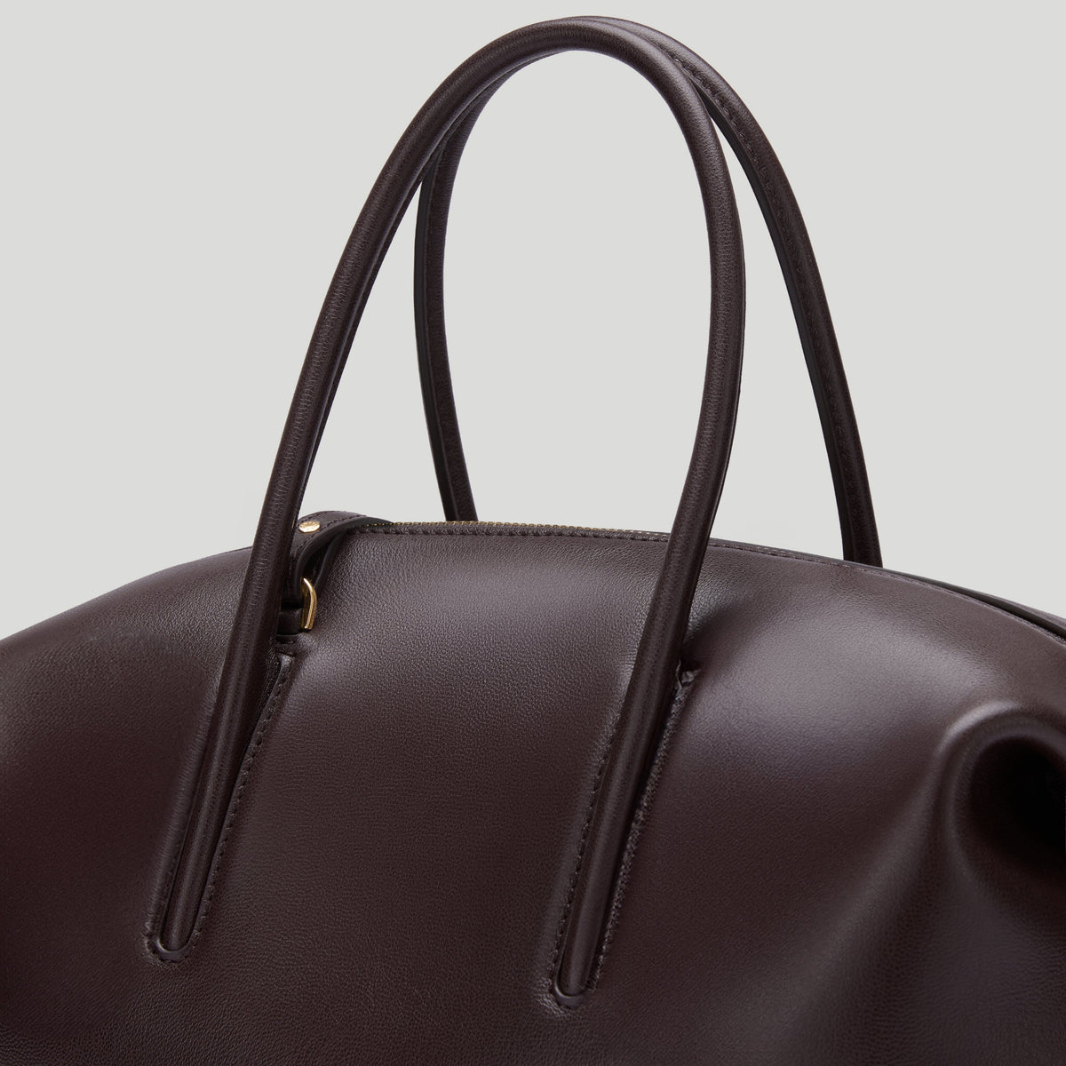 Exclusive The Midi Stockholm — Midi — Size bordeaux fine grain — Detail View