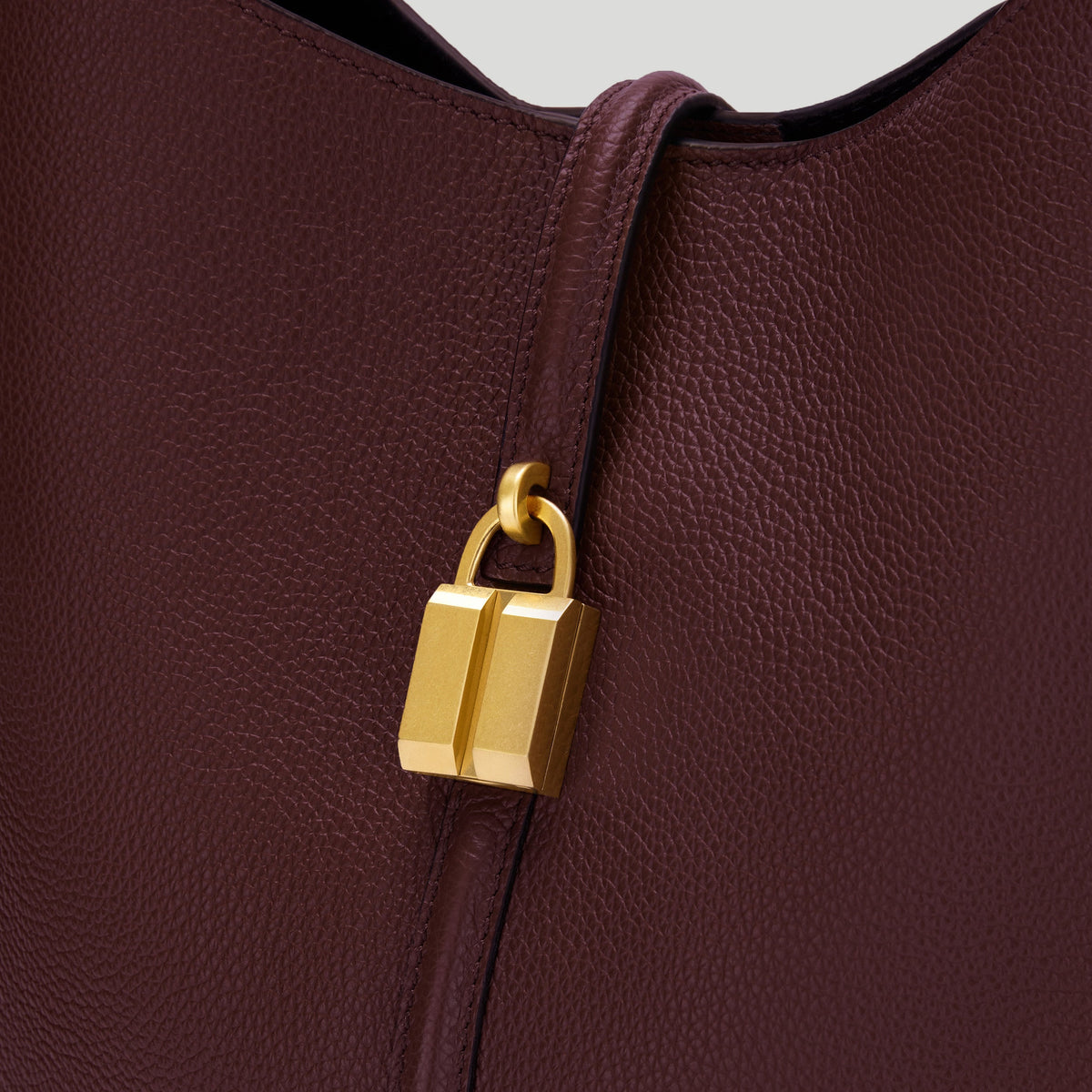 Exclusive The Siena Bucket — One Size — Size burgundy small grain — Side View