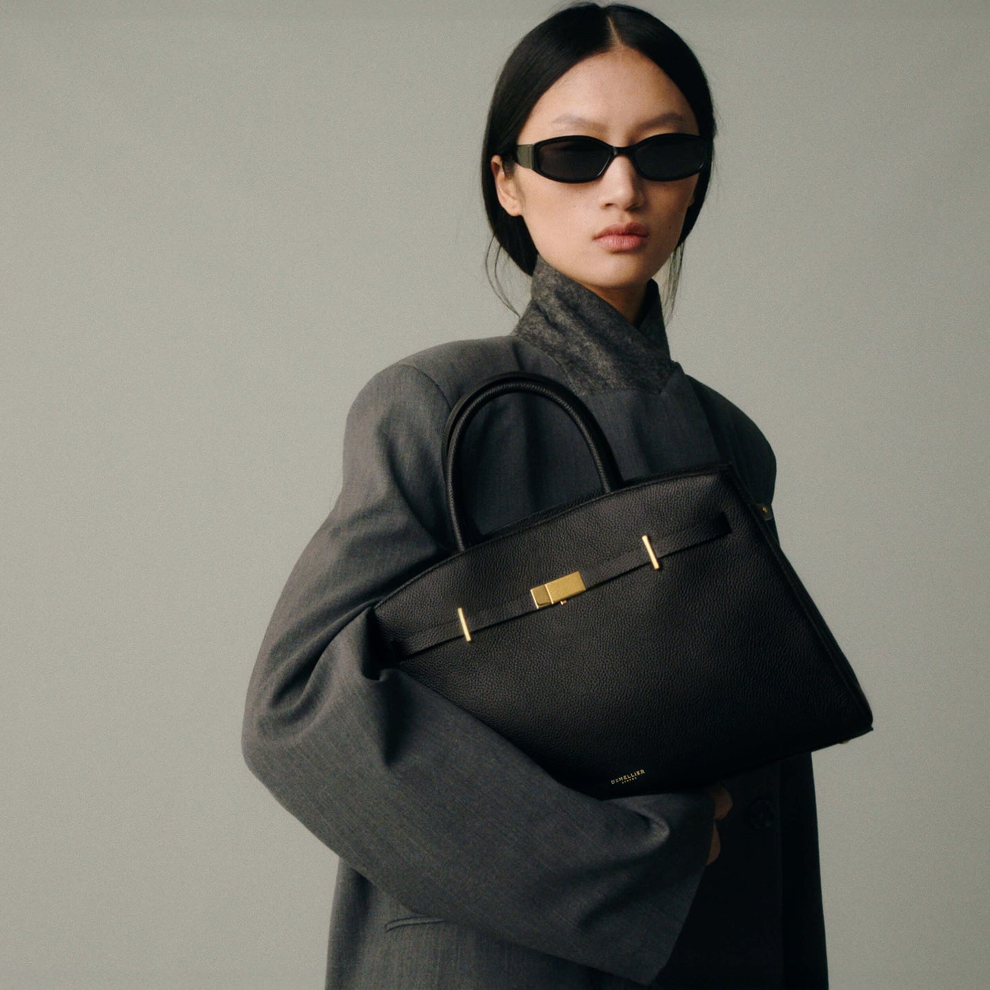 Exclusive The Midi Hudson — Midi — Size black small grain — Side View
