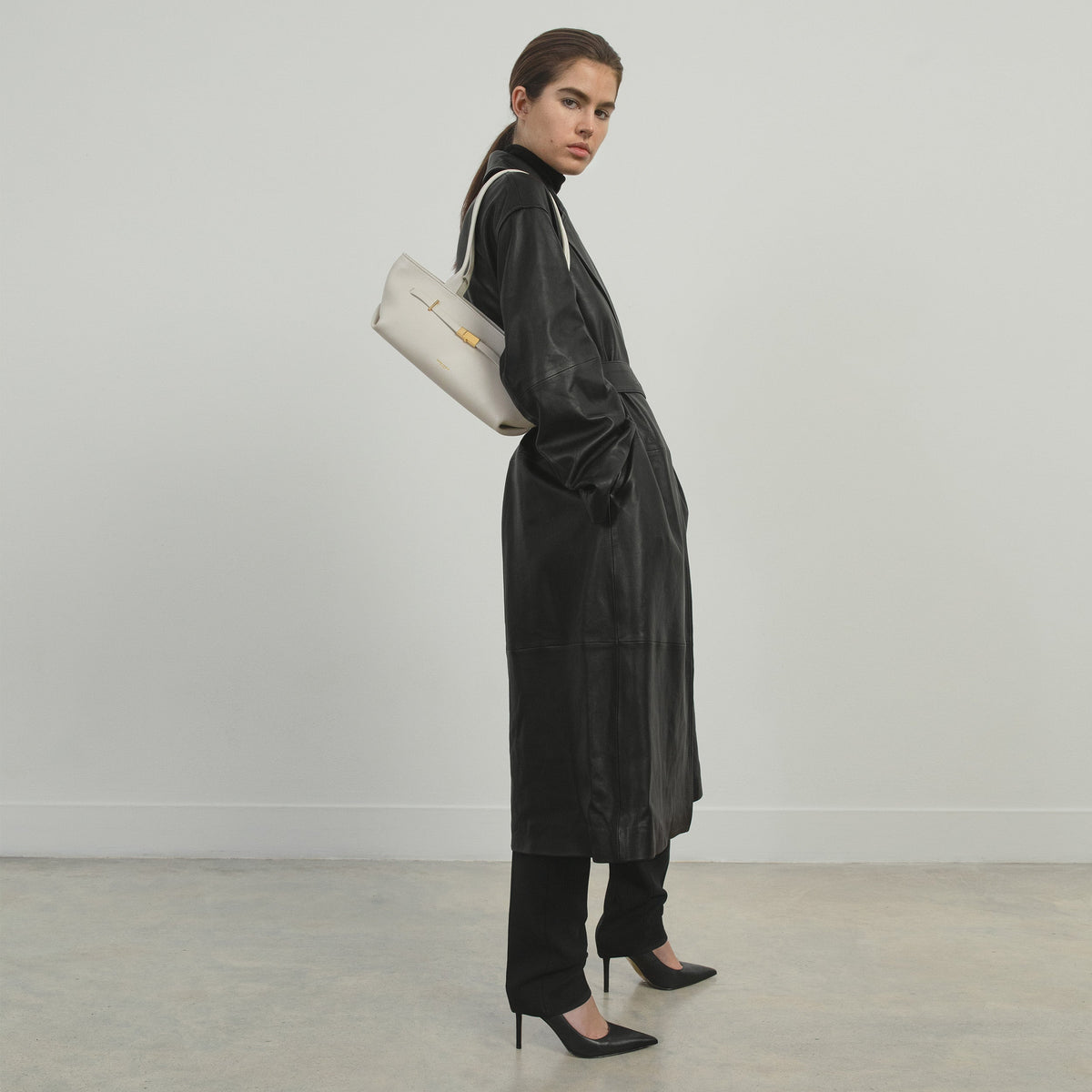 Exclusive The New York Shoulder — One Size — Size chalk small grain — Alternate View 7