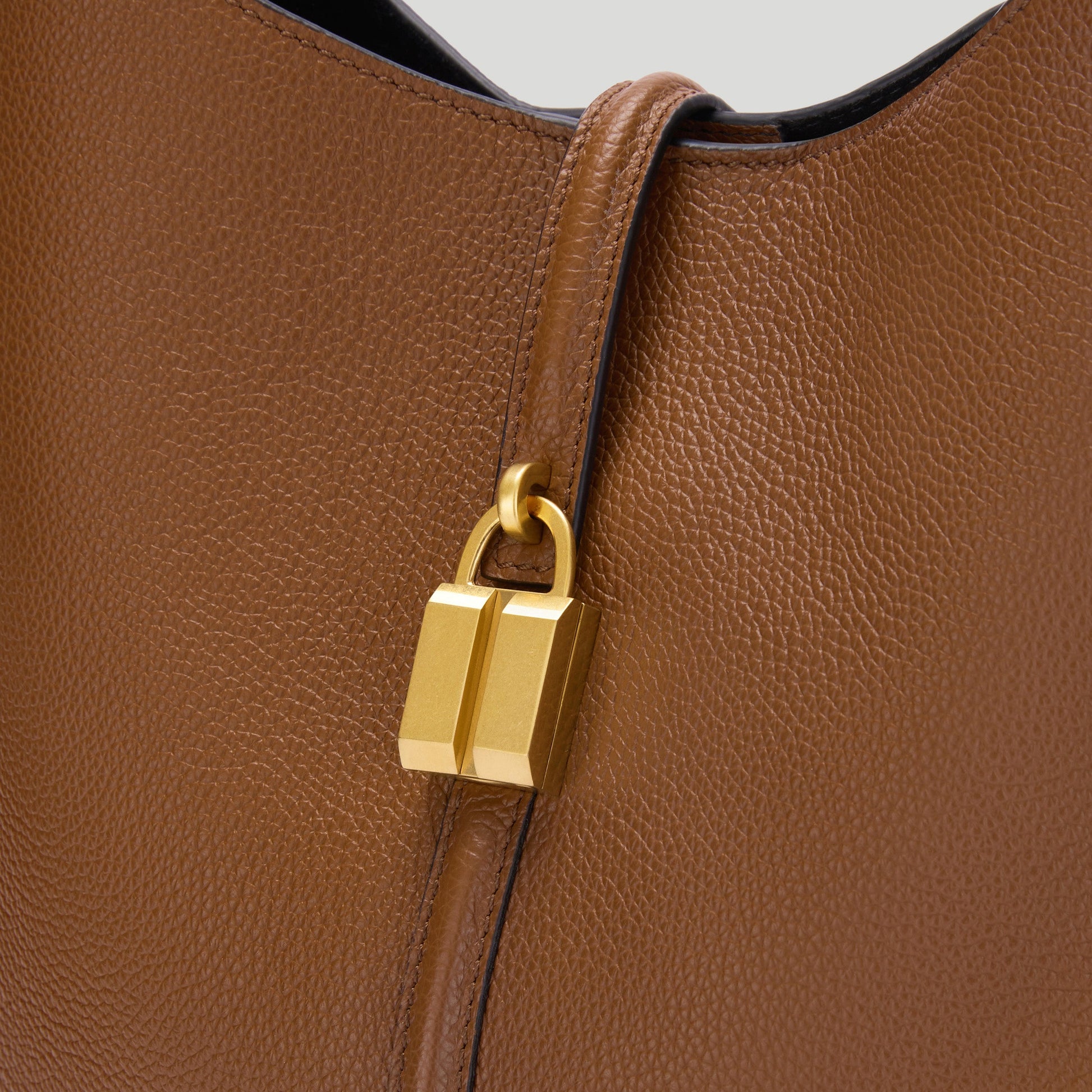 Exclusive The Siena Bucket — One Size — Size tan small grain — Back View